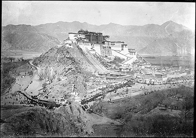 Sertreng procession in front of Potala