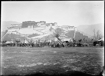 Horsemen and crowd at Lubu Gardrik in front of Potala