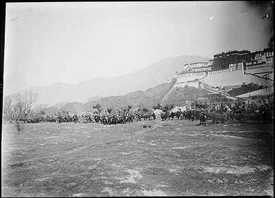 Crowds at Lubu Gardrik, Lhasa