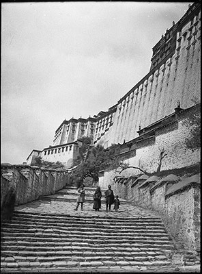 Potala Palace seen on the ascent from Sho