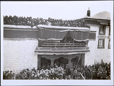 Crowd entering Jokhang through the Shingra entrance