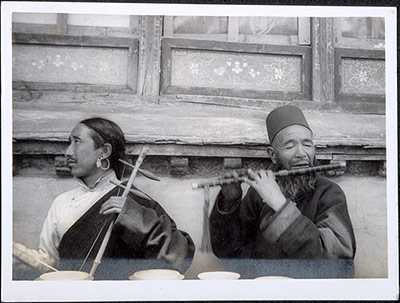 Two musicians playing piwang and flute