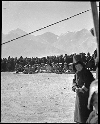 Spectators at Trapshi Tsisher near Lhasa