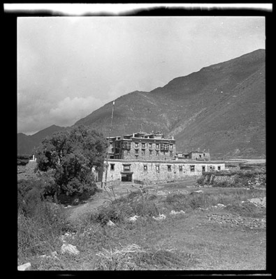 Tsa phodrang near Drigung dzongsar