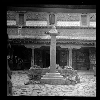 Uninscribed pillar in a courtyard at Ushangdo