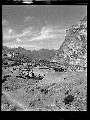 Drak Sinmo rock near Nezhi