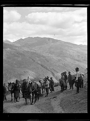 Group of travellers with horses above Mug in Lhodrag