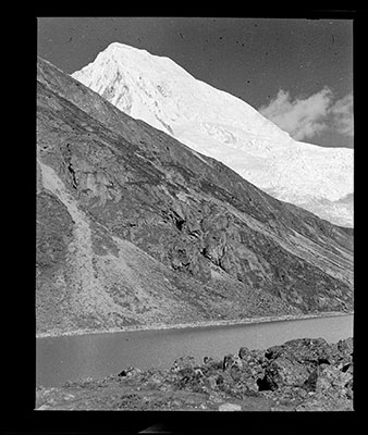 Pemaling Lake below Kula Gangri mountains