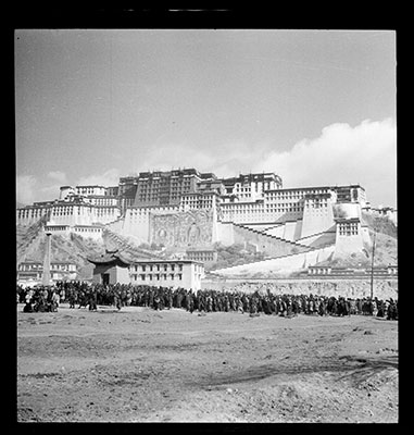 Potala and crowds in the Shol area at Sertreng ceremony