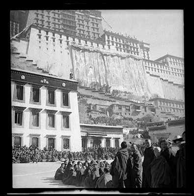 Potala and crowds in the Sho area at Sertreng ceremony