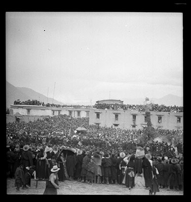 Spectators of the procession of Torgya in Bhakor, Lhasa