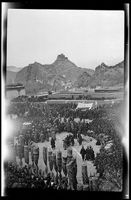 Monks and officials, Sertreng festival below the Potala