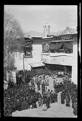 Lugong ceremony outside the main entrance to the Jokhang