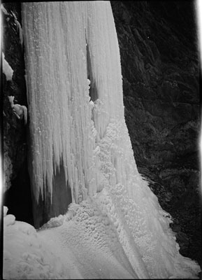 Frozen Dota waterfall