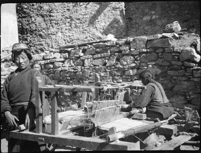 Woman weaving, Galingka