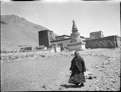 Young monk at Shanang Monastery near Samada