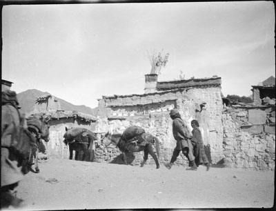 Muleteers in Gyantse