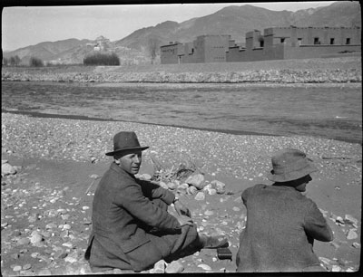 Mulligan and Sangster view the Fort near Gyantse