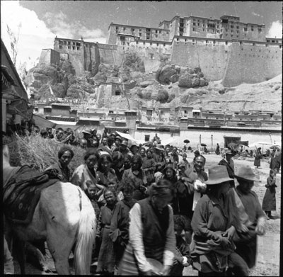 Shigatse market and dzong