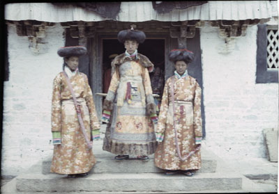 Ruthog Depon in the clothes of a Yaso with attendants