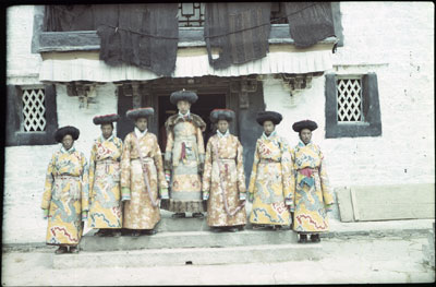 Ruthog Depon in the clothes of a Yaso with six attendants