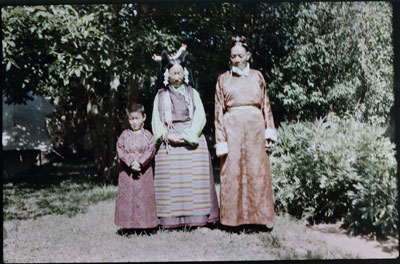 Phunkhang Yabshi Kung, his wife and son