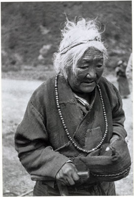 Old Tibetan woman begging in Yatung