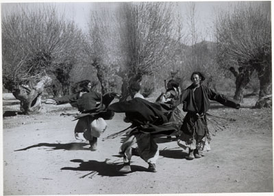 Khampa dancers in Dekyi Lingka